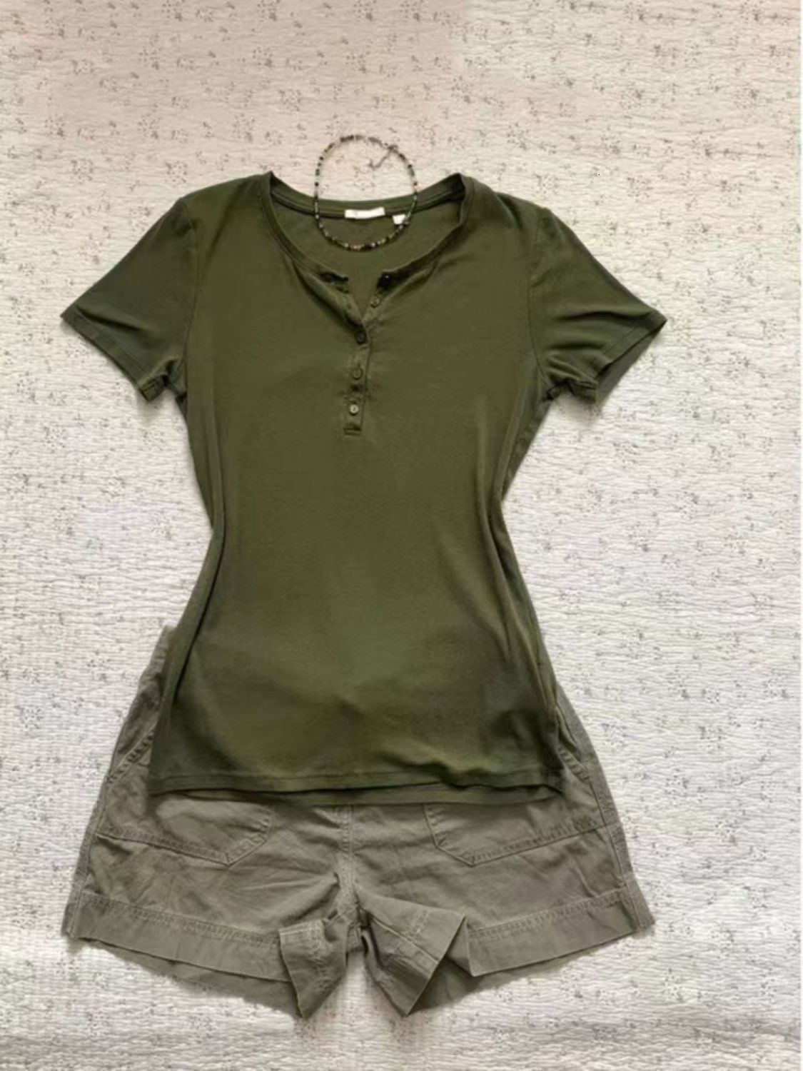 2026 new niche solid-color short-sleeve T-shirt women, featuring an American retro design, unique fit that accentuates the shoulders, a slimming eff