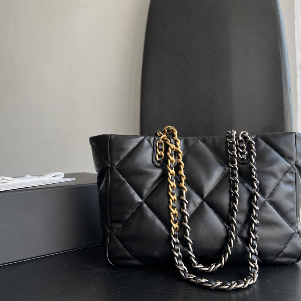 Quilted Shopper Bag Soft Goatskin Multi Chain Shoulder Tote Refined Office Weekend Travel Top-Tier Designer New Arrival