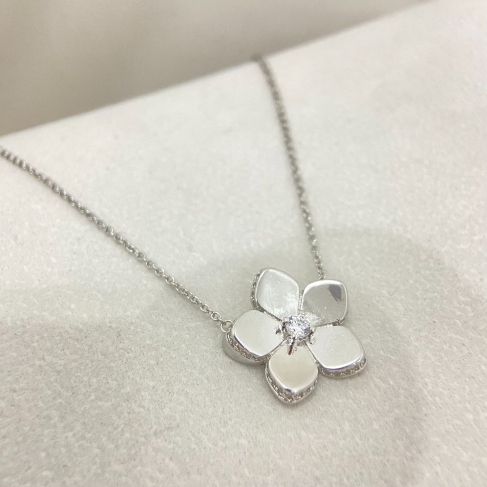 Elegant Flower Pendant Necklaces Women Gold Plated Luxury Jewelry Fashion Crystal Ladies Gift Designer Chains Accessory...