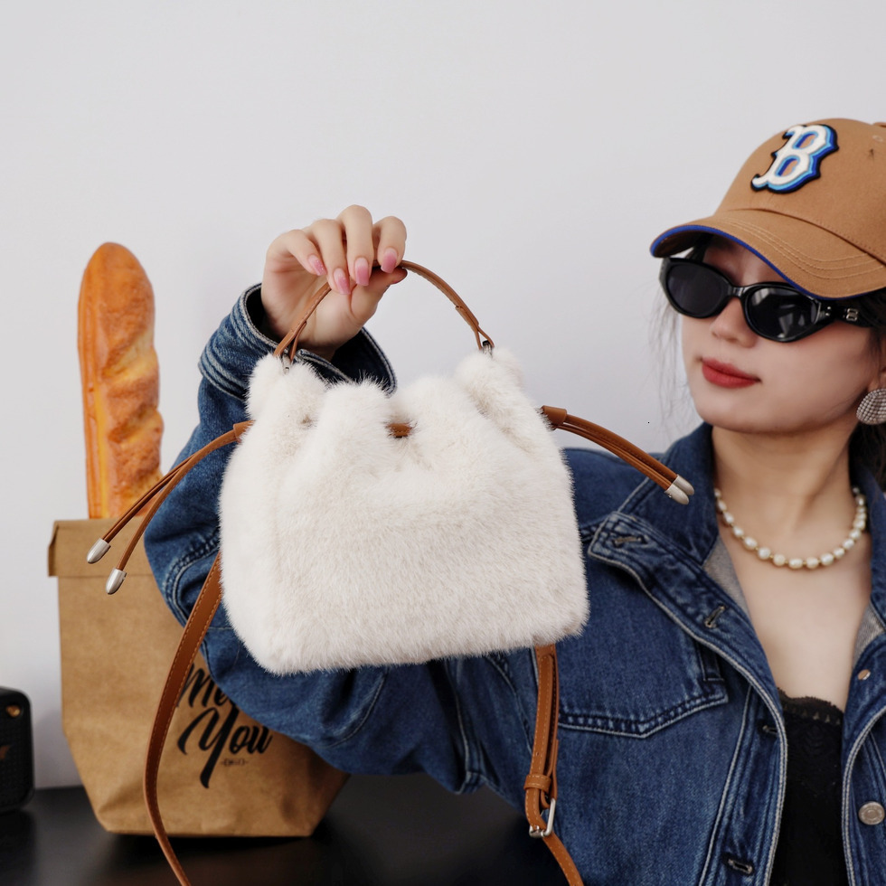 Faux Mink Fur Bucket Bag Plush Niche Design Vintage Style High End Autumn Winter Crossbody Bag 808 Trendy Daily Fashion Commuter