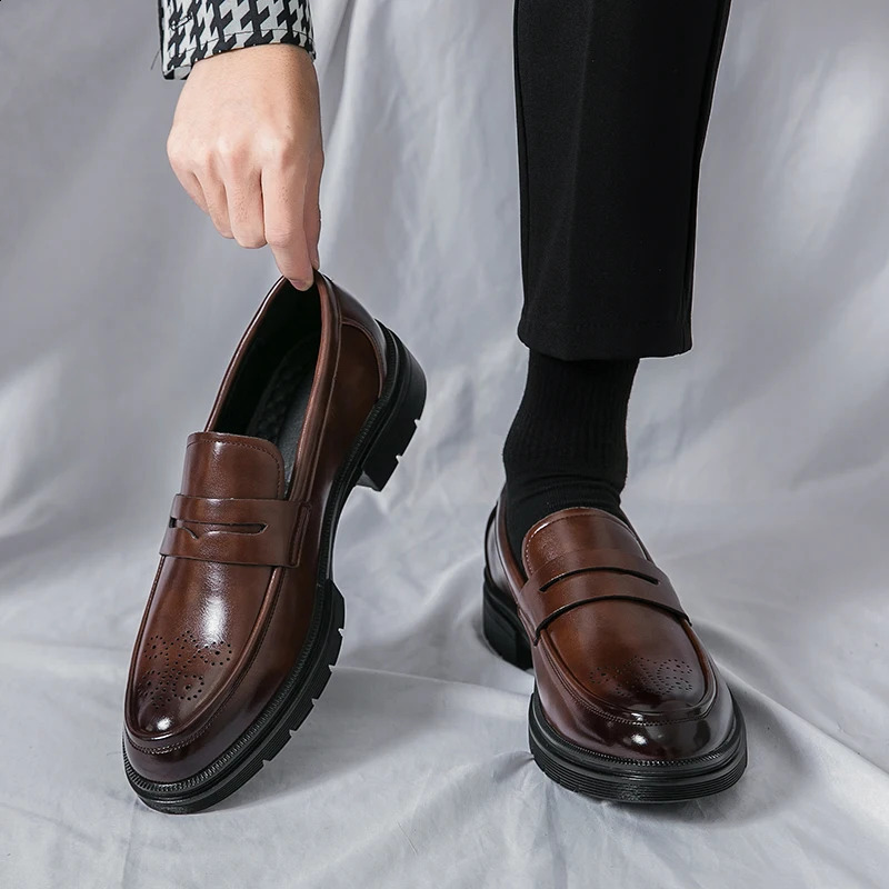 Mens Business Casual Leather Shoes with Breathable Carvings British Fashion Individuality and Trendy Mens Shoes 260917