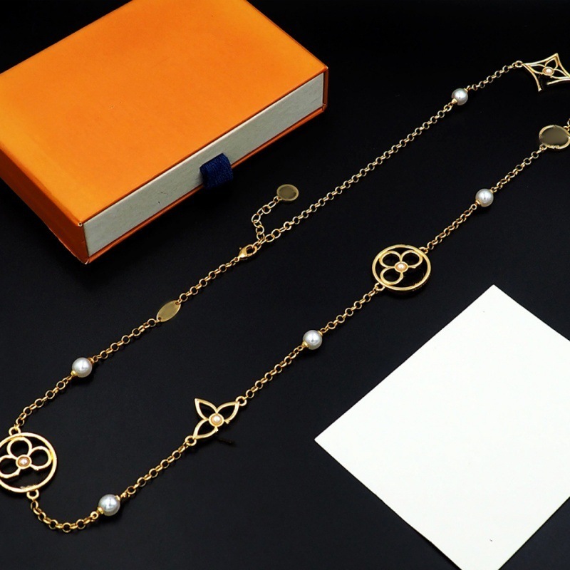 Designer Lousi Gold-plated Jewelry V Letter With Four Hollowed-out Four-leaf Flower Necklaces Women's Square And Round Pearls