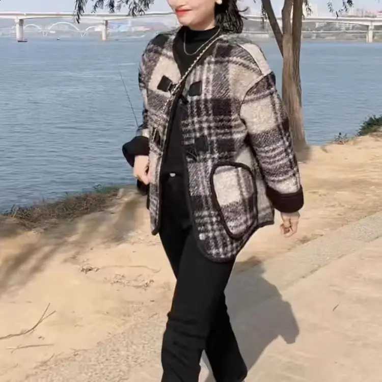 Small 2026 New Fragrant Woolen Coats Female Winter Thickened O-neck Plaid Overcoats Women Korean Plus Velvet Loose Jackets R134 C260917