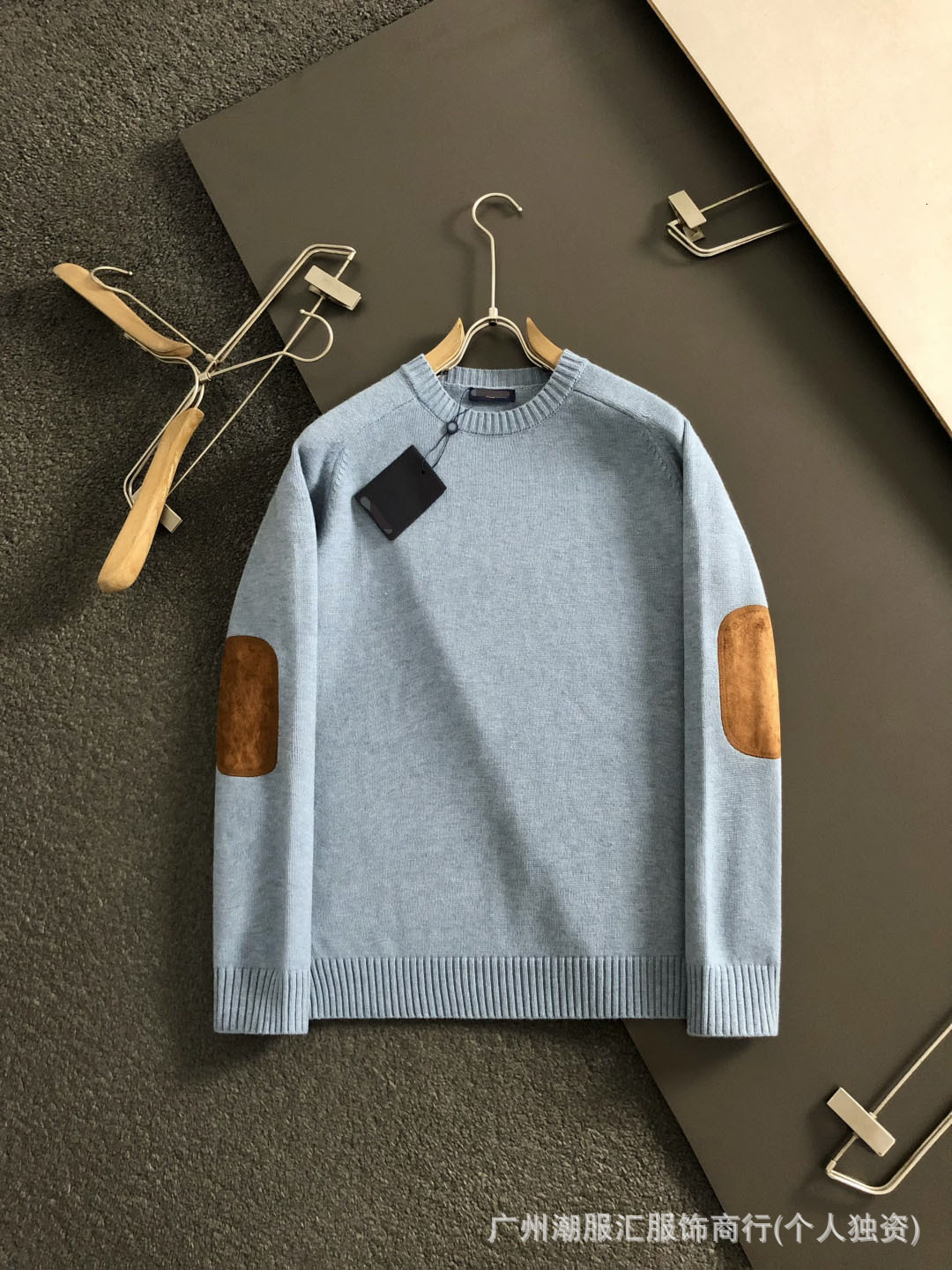 Designer knitted sweater men's round-neck knit sweater with suede elbow patches, ribbed texture, suitable for casual wear, commuting, and as a
