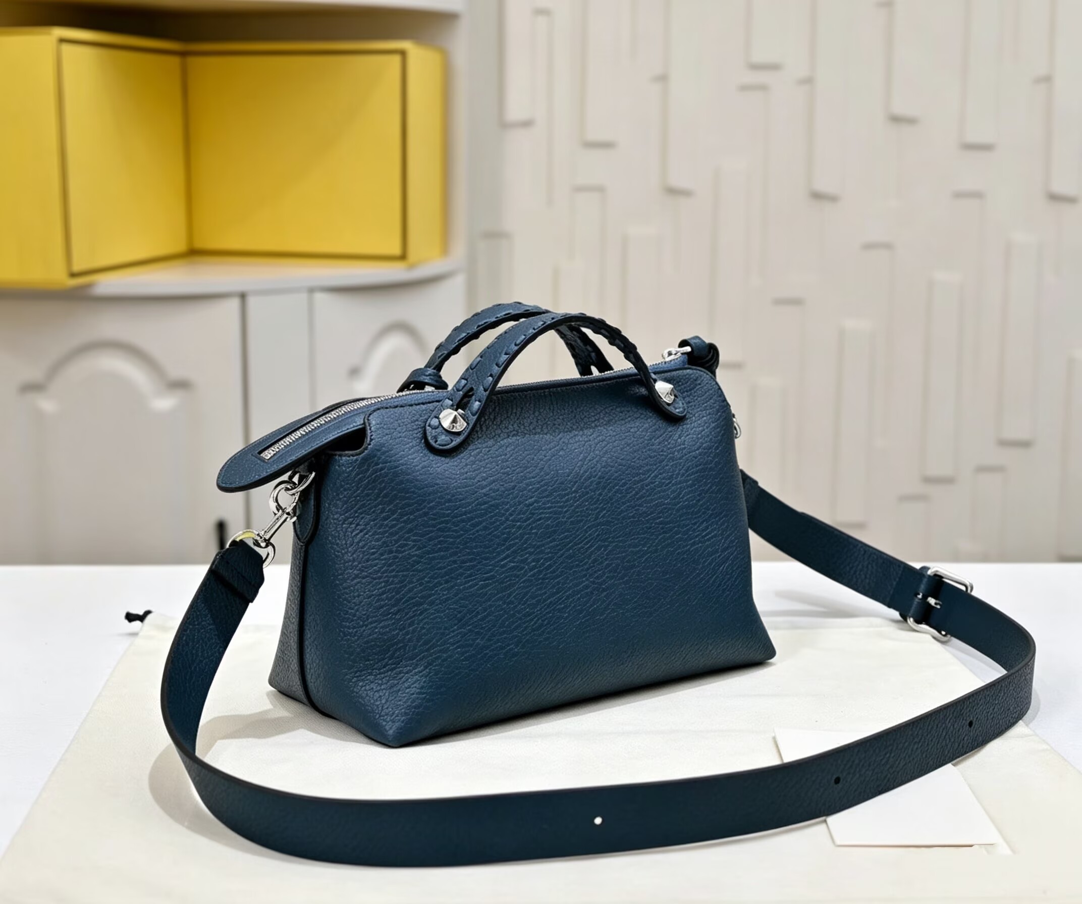 Sac à main pour femme, double poignée et pendentif, bandoulière amovible réglable, fermeture éclair sur le dessus