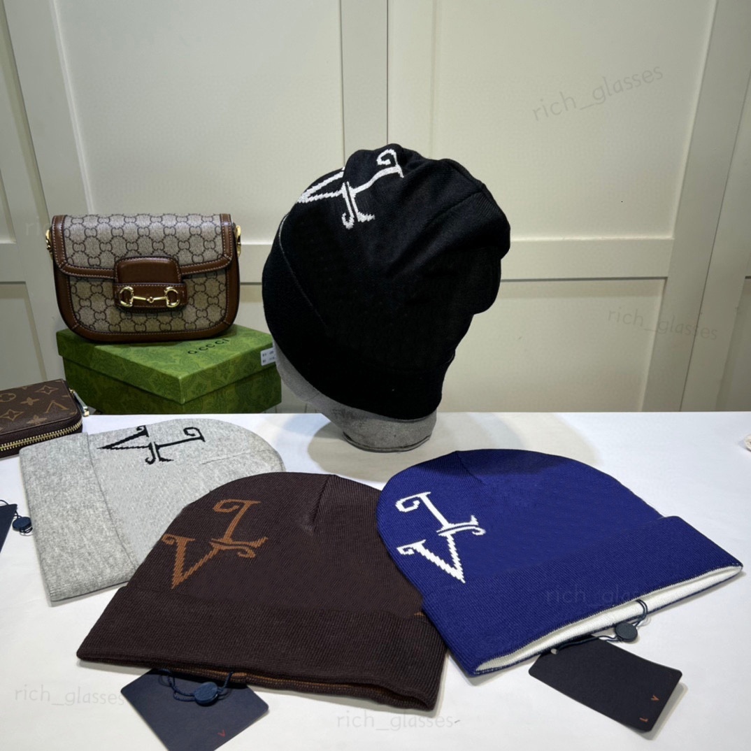 Designer's letter knitted hat luxurious cashmere material super soft with ribbed design suitable for both men and women in winter suitable for