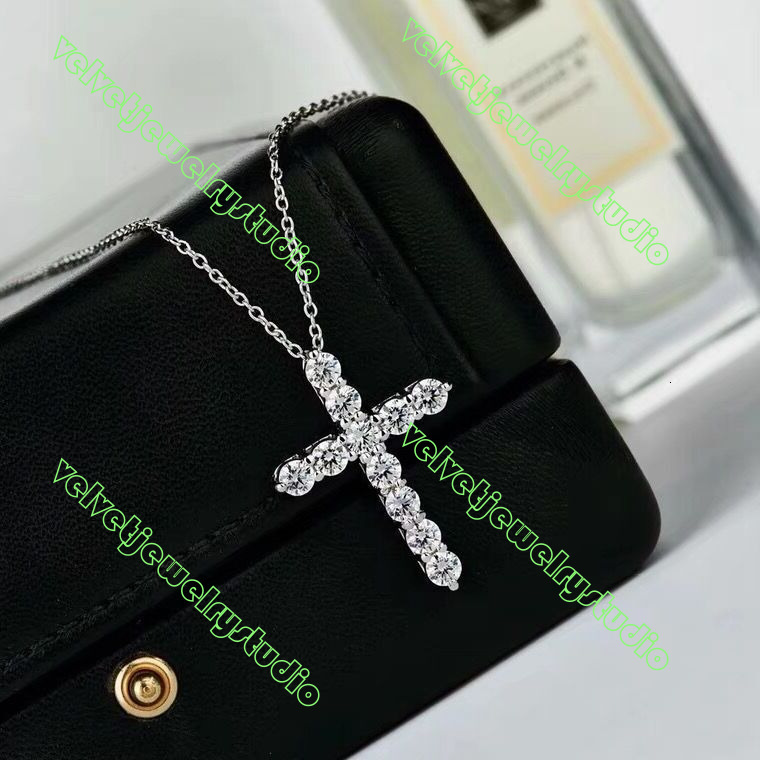 Designer Womens Mens Jewelry Necklace T Full Diamond Choker Thick 18K Gold Plated Brand Starry Sky Cross Necklace Pendant Clavicle Chain