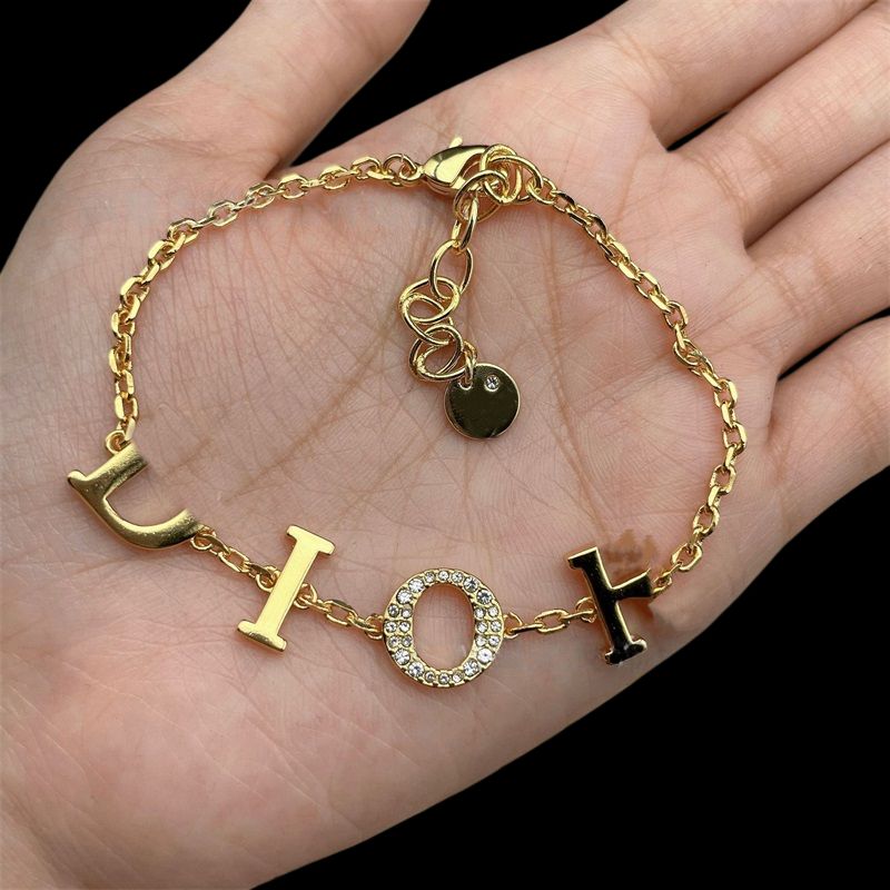 High Quality Bracelet Designer Pendant Necklace 18K Designer Bracelet Minimalist Stylish Classic Metal Stainless Necklaces Jewelry for Women Daily P
