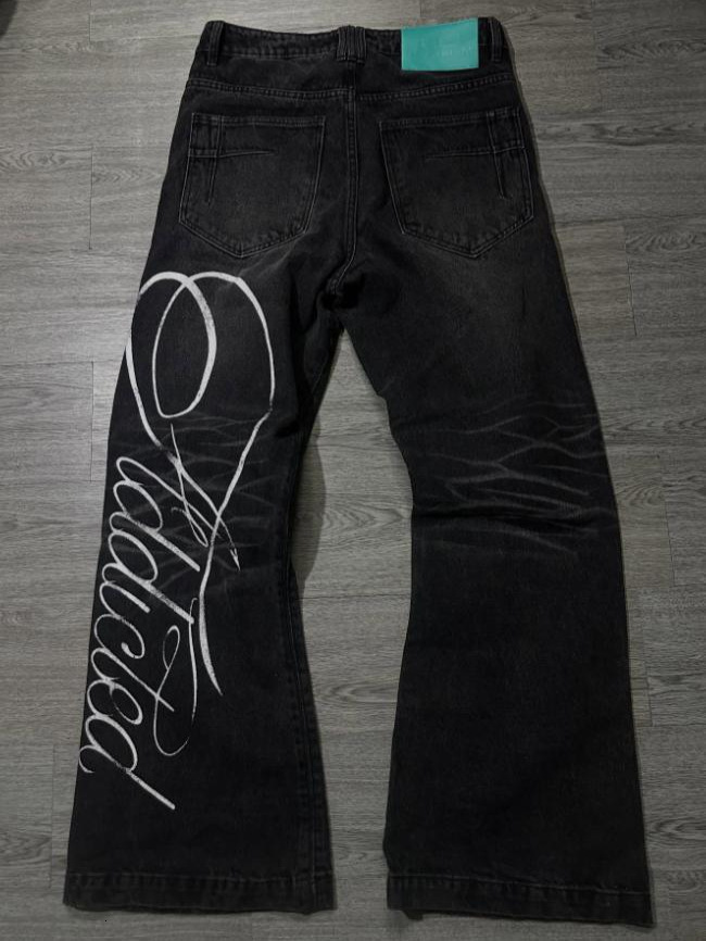 Cross-border vintage denim pants for women, featuring letter prints, patchwork pockets, stylish design, side seam zippers, and a slim, straight-leg