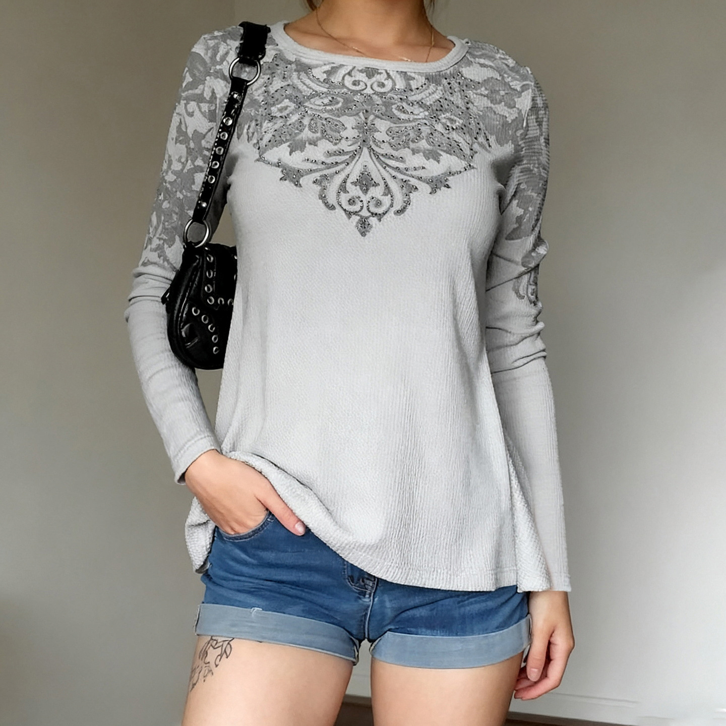 Amazon's new casual retro-style printed knit long-sleeve top women, featuring round neckline, versatile design, and a waffle-knit A-line T-shir
