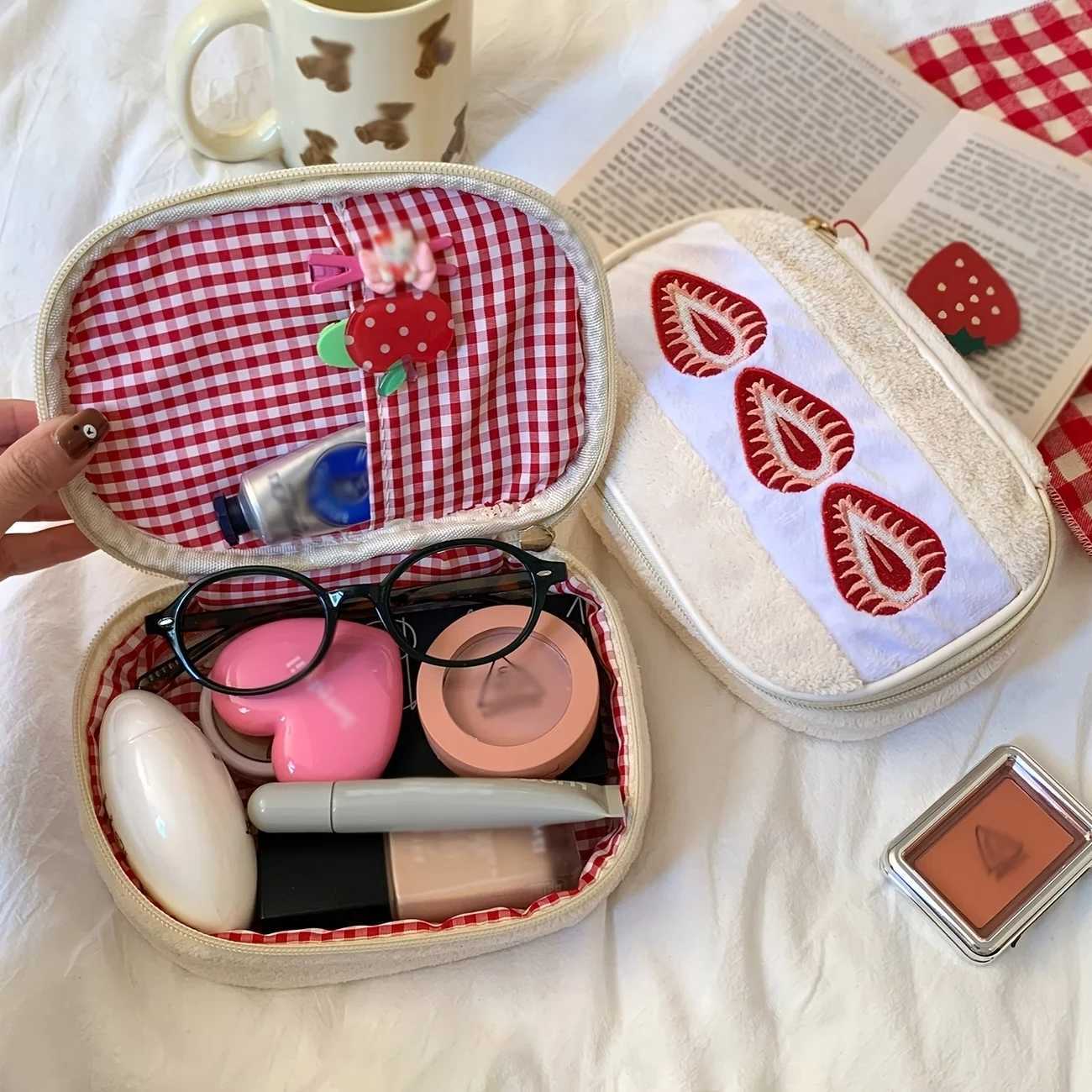Embroidery New Strawberry Makeup Bag with Checkered Lining Portable Cosmetic Pouch Cute Korean Style Embroidered Bag for TravelT260917