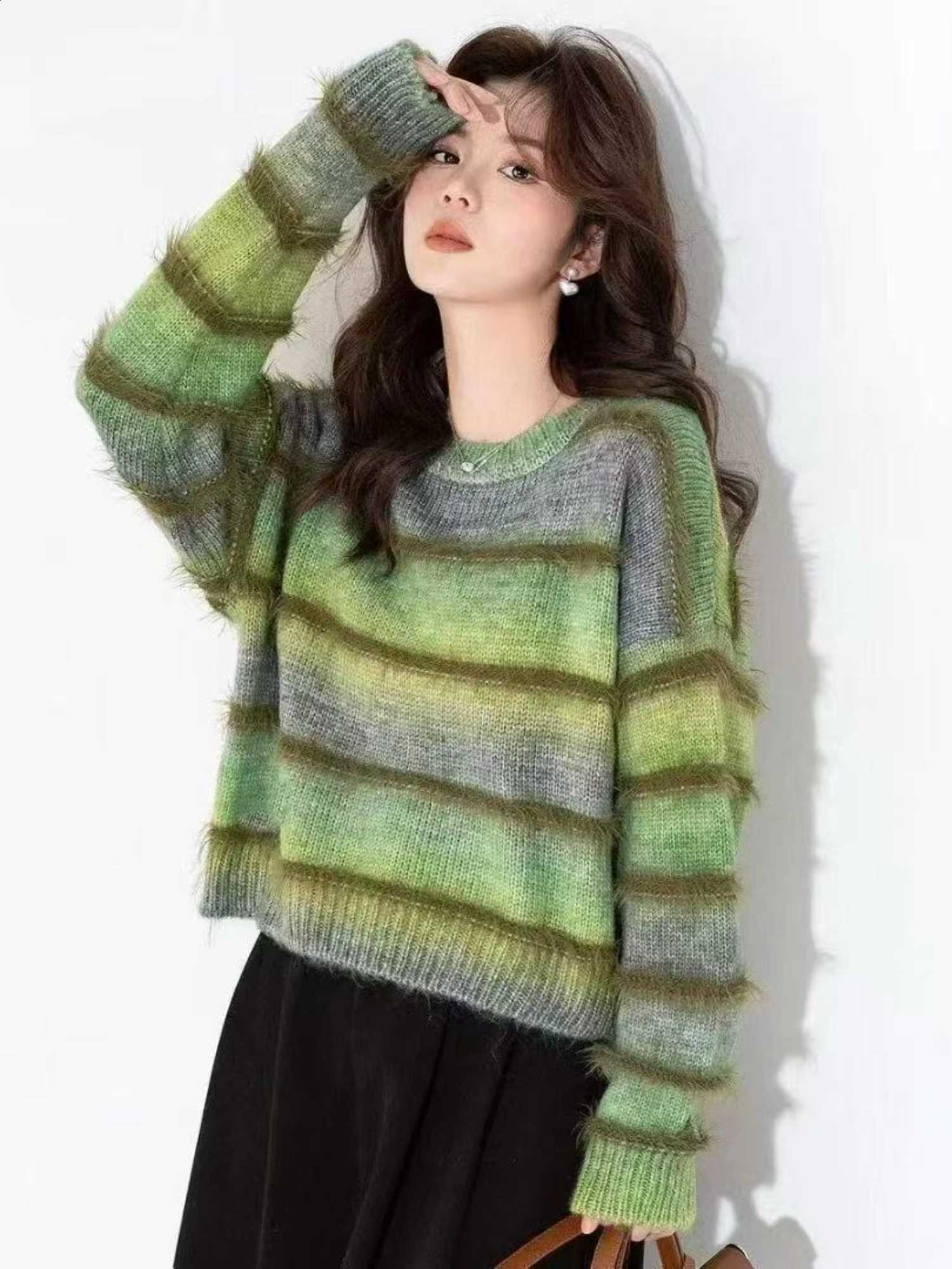 Gradient Women's Plush Round-Neck Striped Knit Sweater Loose Short Lazy-Style Top Autumn and Winter Everyday Wear/ Casual Party Warm Item J2609