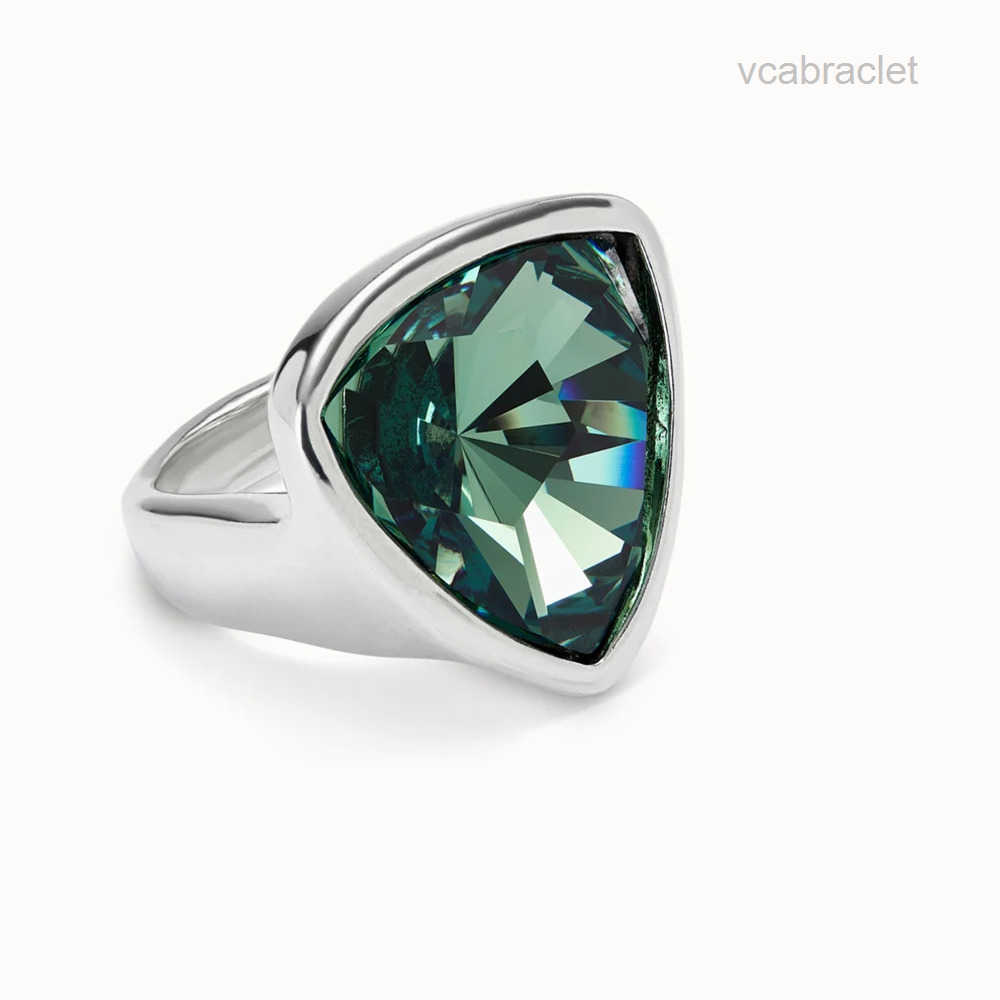 design Small exquisite niche green gemstone ring light luxury high-end feel personalized eye-catching accessory