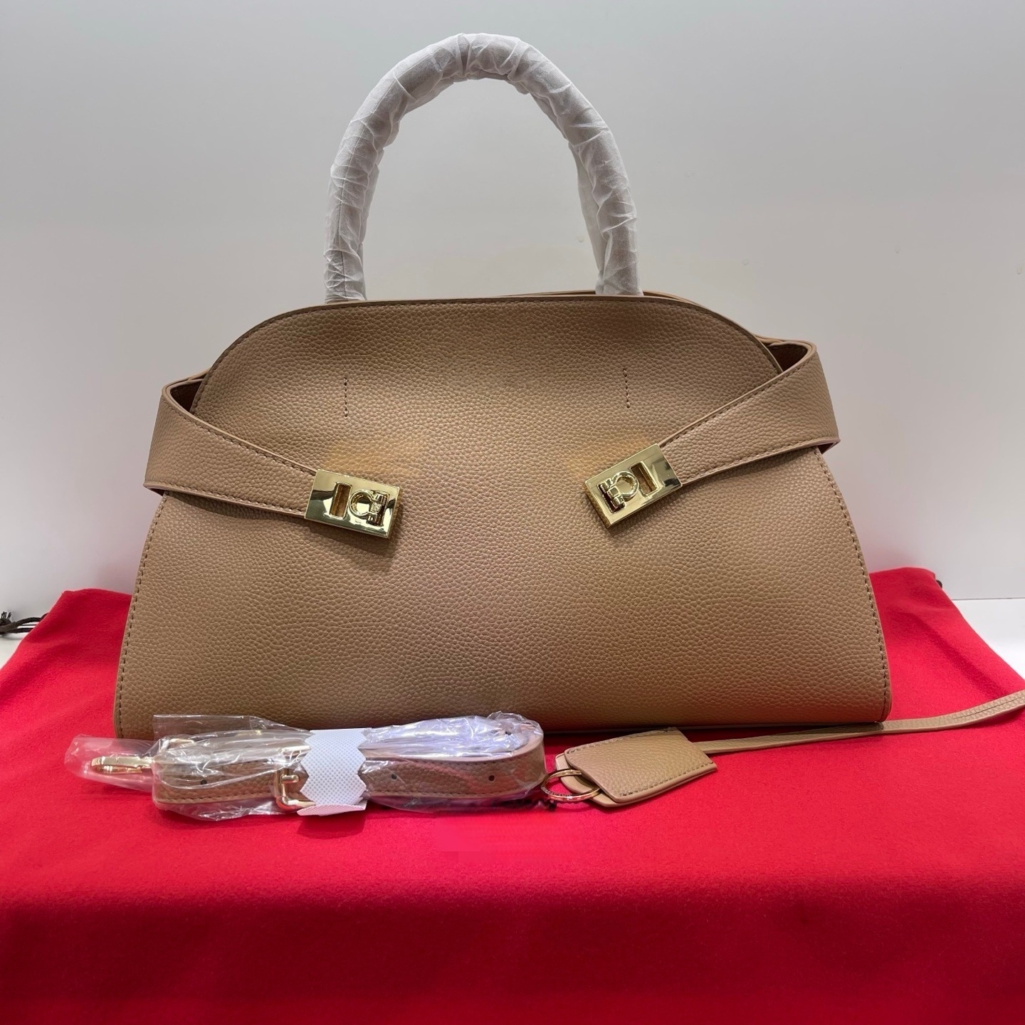 FERRAGAMOOS Hug bag top Designer purses totes Women's handbags Shoulder Bags New High-End Genuine Leather Lychee Pattern tote bag Fashion Versa