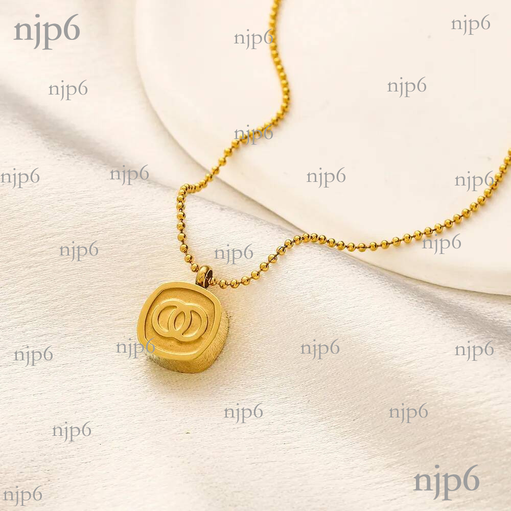Designers Classic Square Pendant Luxurious 18k Gold Plated Stainless Steel Material Charming Elegant Womens Necklace With Box