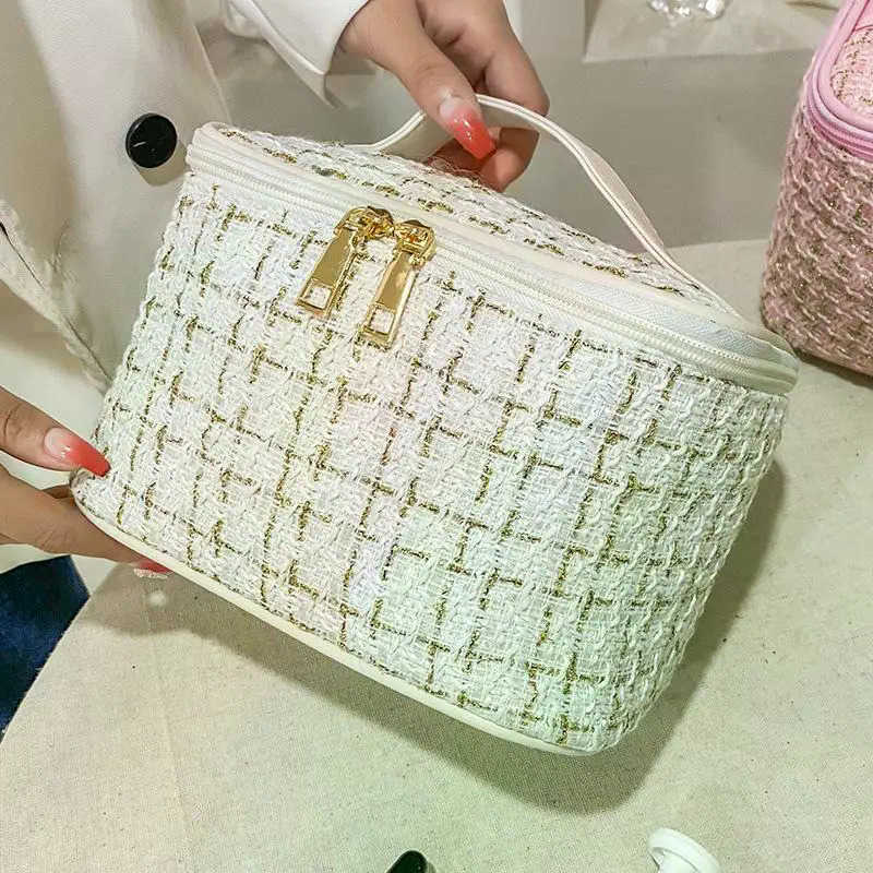 New Women's 2025 Bag Knitted Style Makeup Bag Portable Makeup Bag Fashionable Large Storage BagT260917