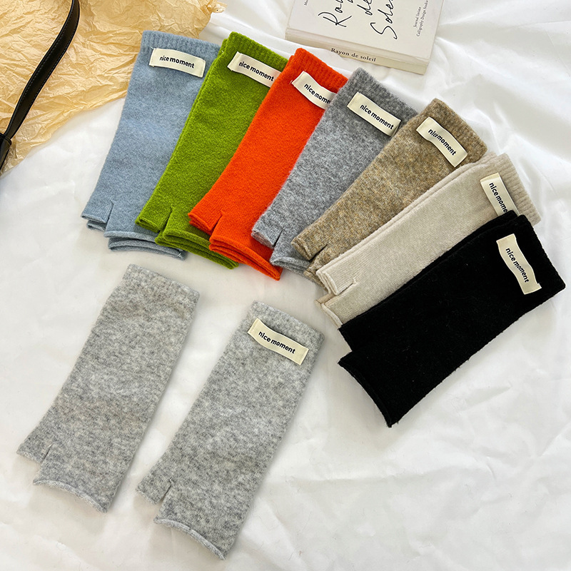 Lazy Style Pile Half-Finger with Letter Logo, Solid Color, Korean Long Wool Knitted Fingerless Gloves for Autumn and Winter Warmth