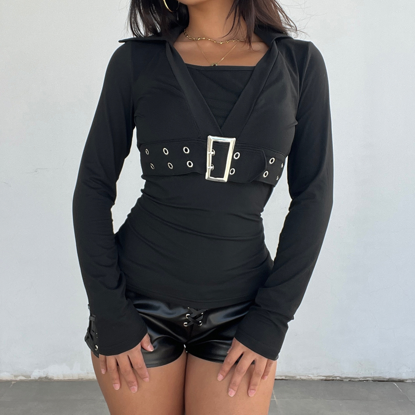 Street style sexy hot girl solid color metal buckle embellished top with a faux two-piece design, slim-fit long-sleeve T-shirt c3
