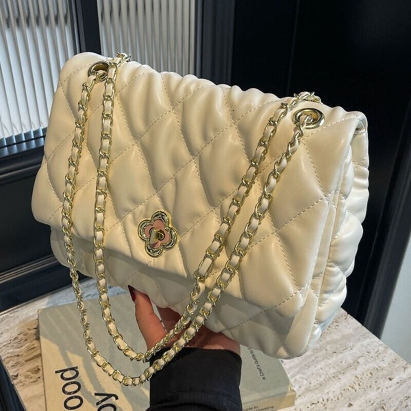 Embroidered diamond chain underarm 2025 new Korean style trendy sweet women's commuter shoulder niche hurenlakeshoes crossbody bag