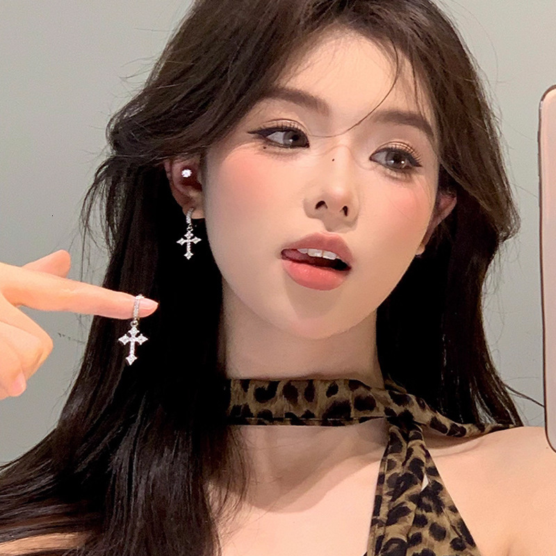 Luxury Brand Designer Jewelry Fashion Blogger Super Shiny Cross Earrings For Women 2025 New Hot Style High-End Sense Hoop Simple Diamond-Studded Ear