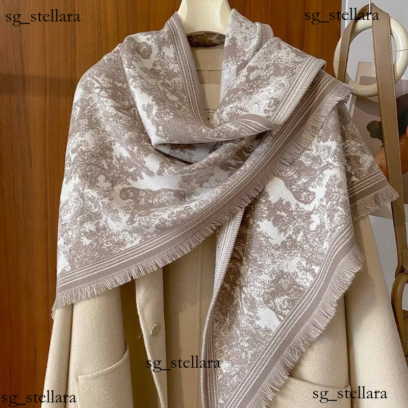 Designer Automne / Hiver Nouveau Épaissi Tricoté Triangle Écharpe Vêtements Professionnels Pour Femmes Accessoires Châle Extérieur AAA Qualité Ch