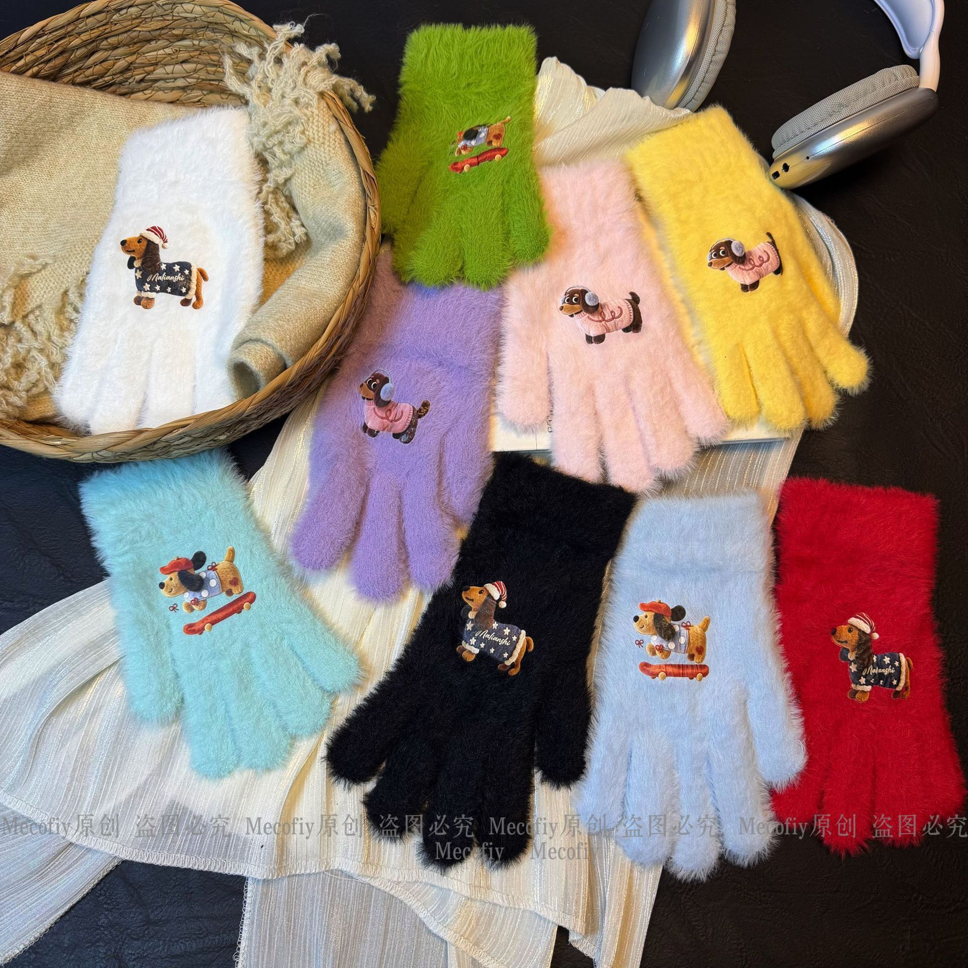 2026 new style, fashionable cute dachshund gloves, versatile, with finger holes for touchscreen use, offering a high-end feel, warmth, and protectio