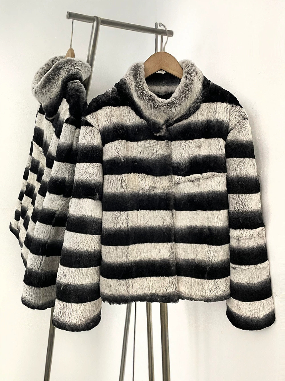 Autumn winter retro-style striped faux top, versatile for everyday wear, with a stand-up collar and made from genuine mink fur