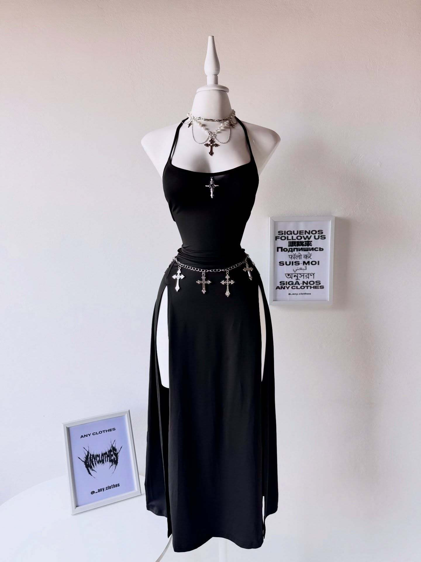 Cro-border, pure alluring black halter-neck with slit, featuring dark edgy style, slim fit, flattering silhouette, creating a chic and elegant midi-