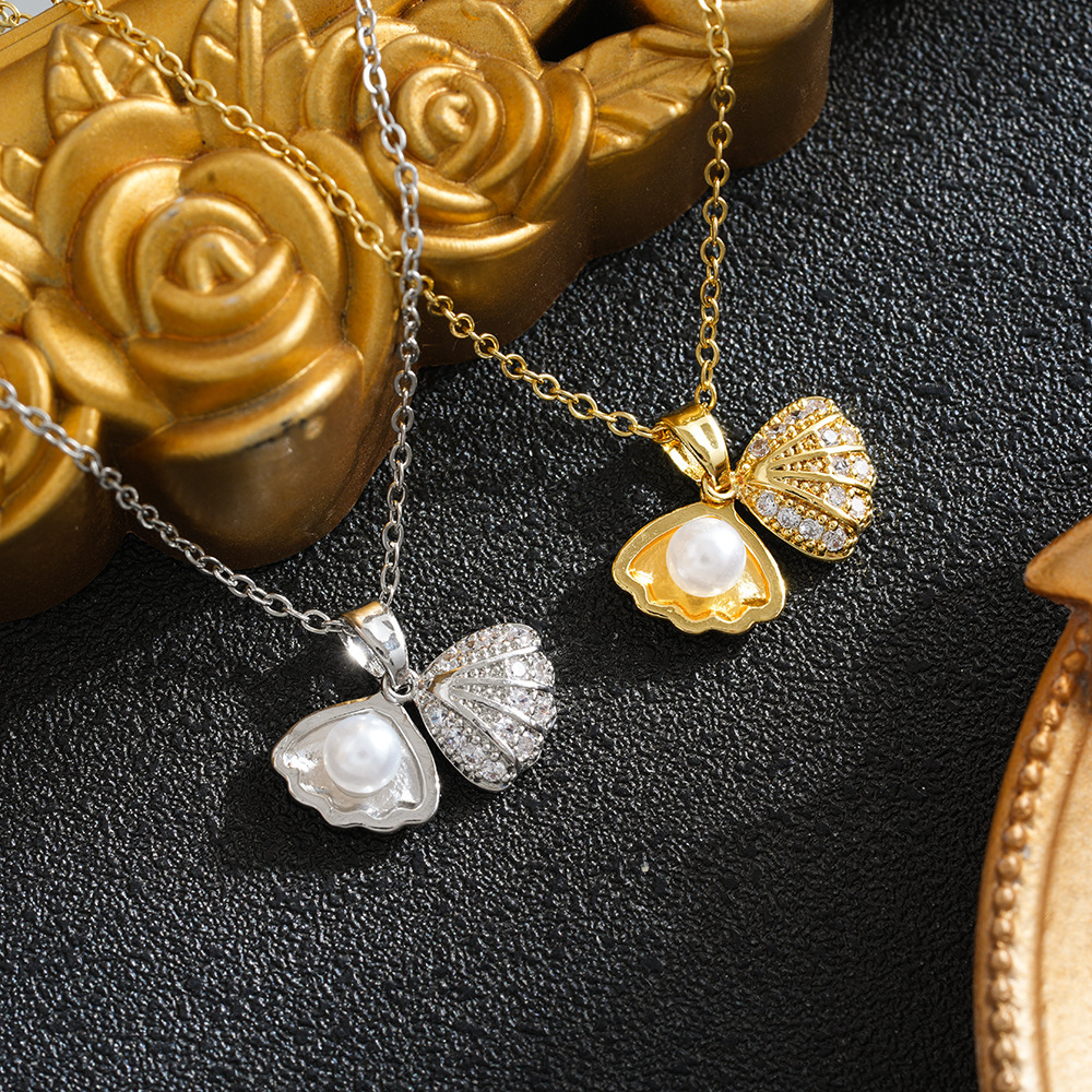 Trendy diamond-encrusted shell titanium steel necklace for women, unique design, light luxury, versatile and stylish choker, popular online clavicle