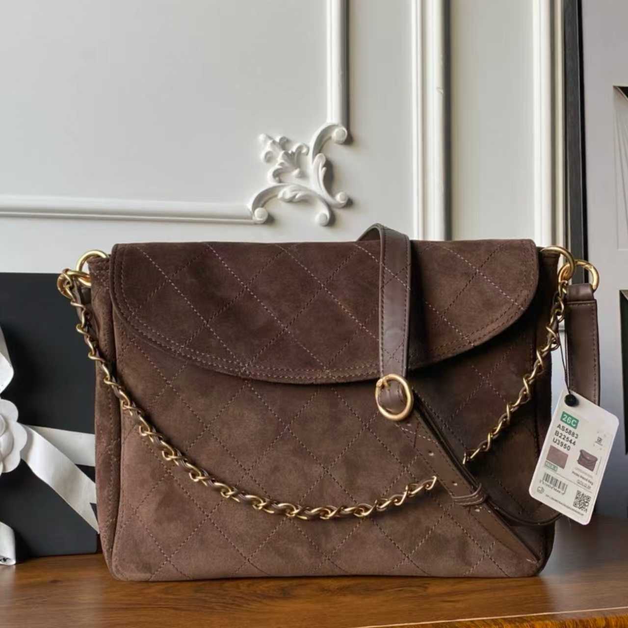 Deerhide velvet messenger bag - High-quality retro metal chain bag - Stylish with ample capacity - Suitable for both men and women - Two classic col