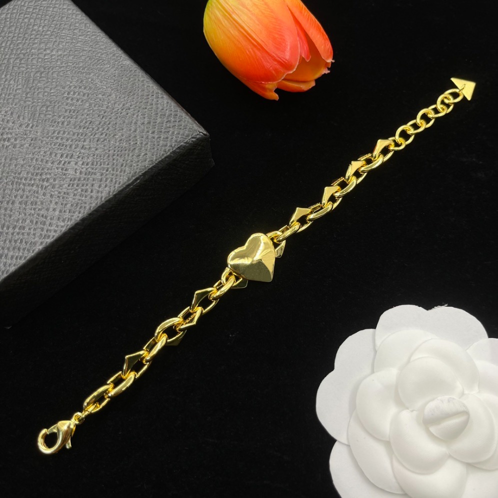 Gold Plated And Silver Plated Geometric Heart Bracelet Paired With Geometric Chains Showcases The Sweet And Elegant Temperament Of Women As A Design