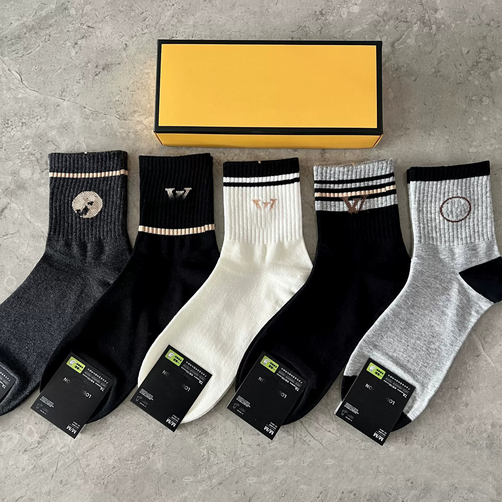 Designer sock for men stockings grip socks motion cotton all match solid color classic embroidered ankle breathable black white basketball football