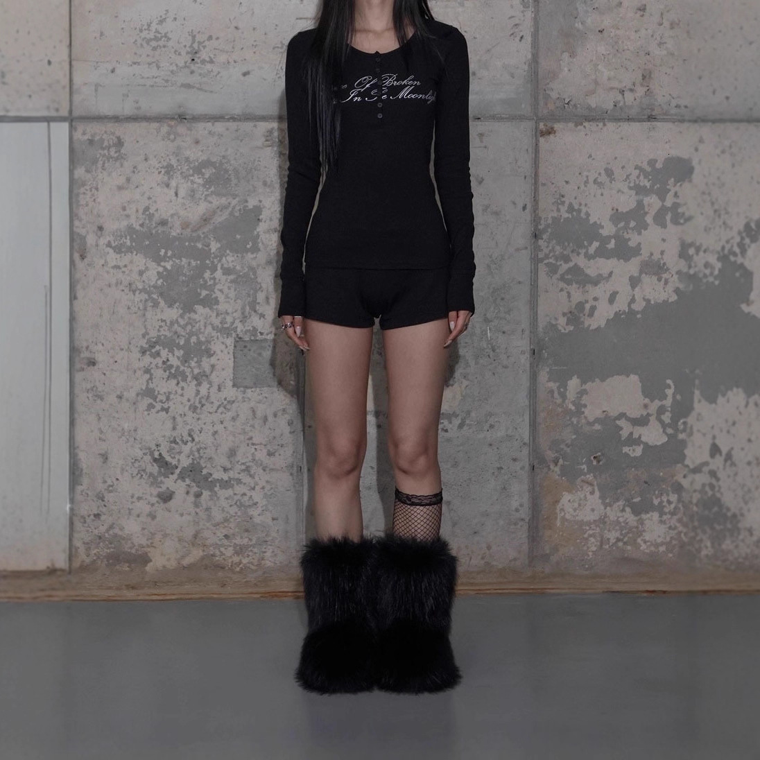 Women's long-sleeved T-shirt, 2025 new collection, suitable spring, autumn, and winter, designed as an outer layer or base layer, a slim-fit to