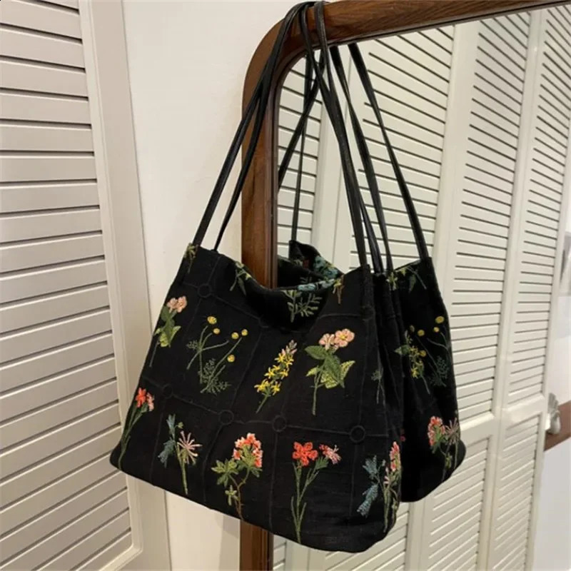 Street Trend Embroidered Totes Bags for Women Large Capacity Canvas Handbag Shoulder Bag Female Commuting Bucket Bag 260916