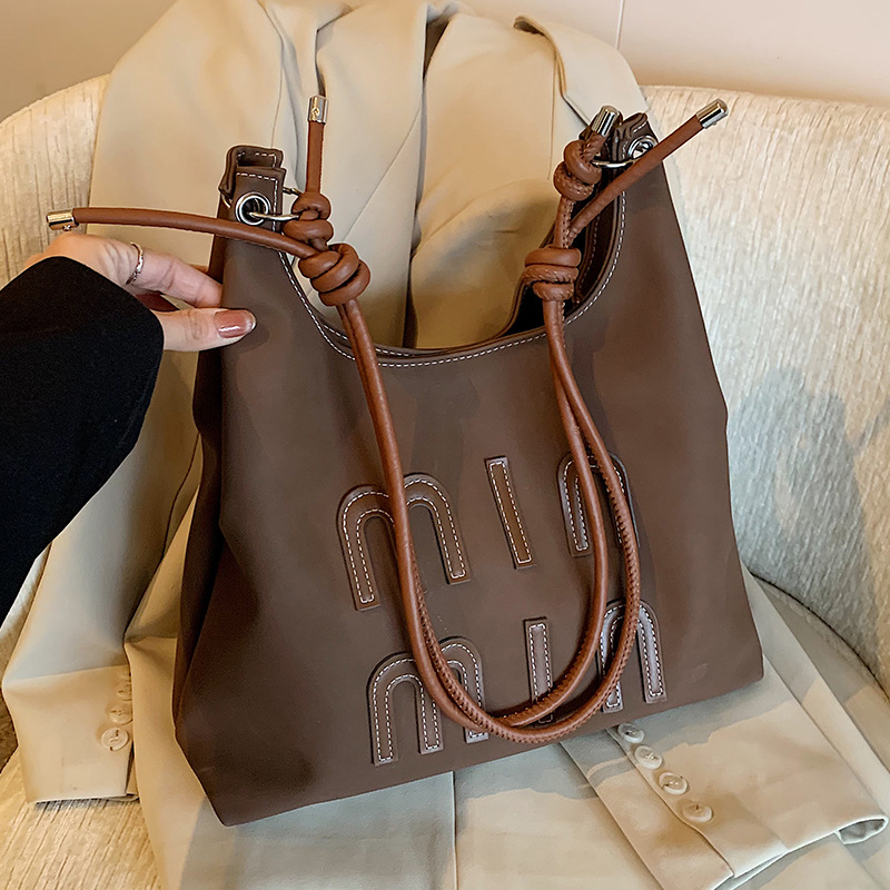 trendy Large-capacity premium-style bags for the 2026 autumn-winter season