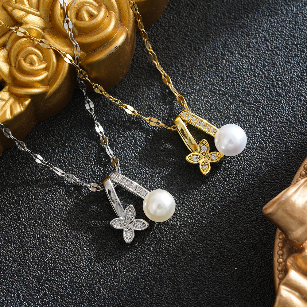 Trendy, minimalist, delicate four-leaf clover necklace with zircon accents pearls, made of titanium steel, perfect for women, versatile clavicle cha