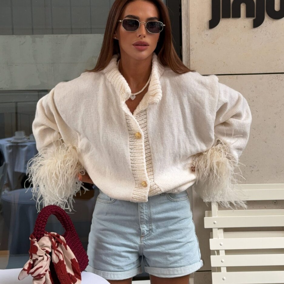 Cardigan en tricot pour femme avec bordure en plumes d'autruche et col montant avec boutons dorés - Coupe ample à manches longues - Pull tricoté