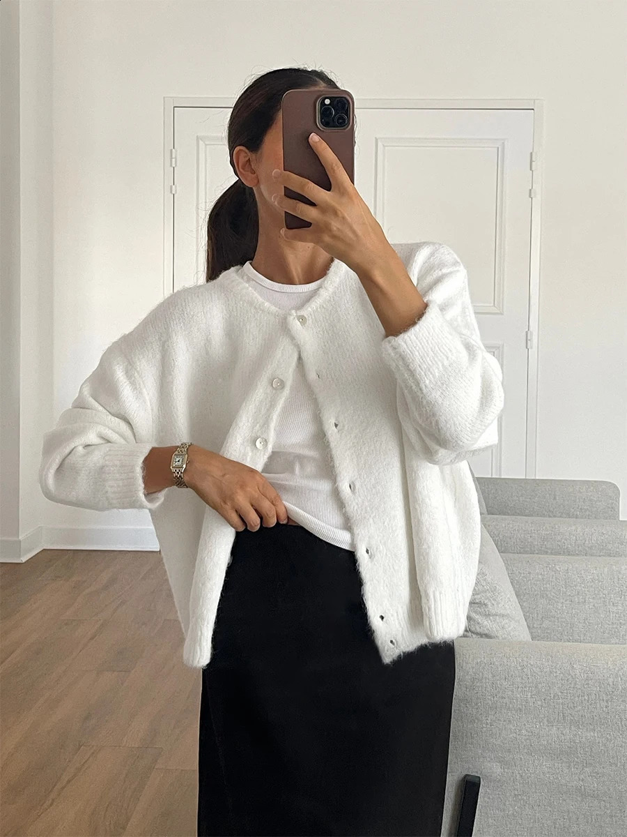 Bornladies Women's Soft and Sticky Cardigan 2026 Series Round Neck Front Button n Sweater Suitable for Outdoor Wear 260917