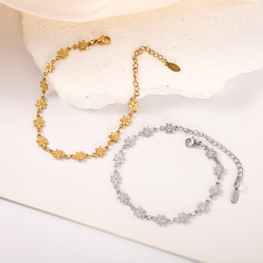 Fresh floral titanium two-tone delicate bracelet, versatile everyday wear, can be worn alone or layered, a high-quality stainless steel jewelry item