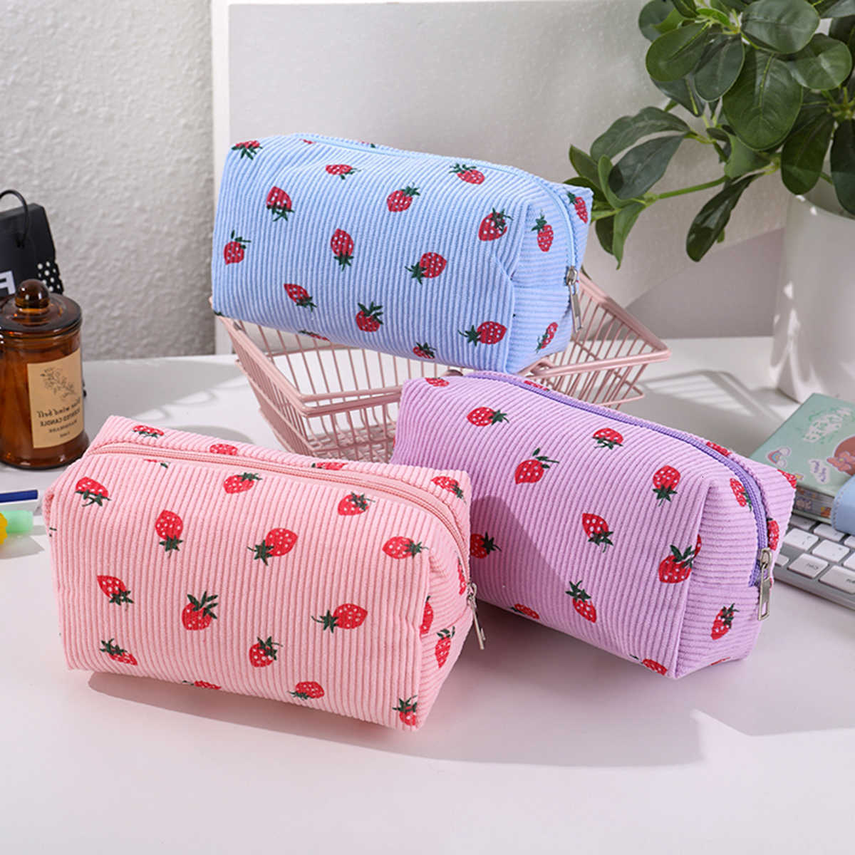 Strawberry Print Cute Makeup Bag High Appearance Value Outdoor Travel Storage Bag Cute Large-Capacity Portable Toiletry BagT260917