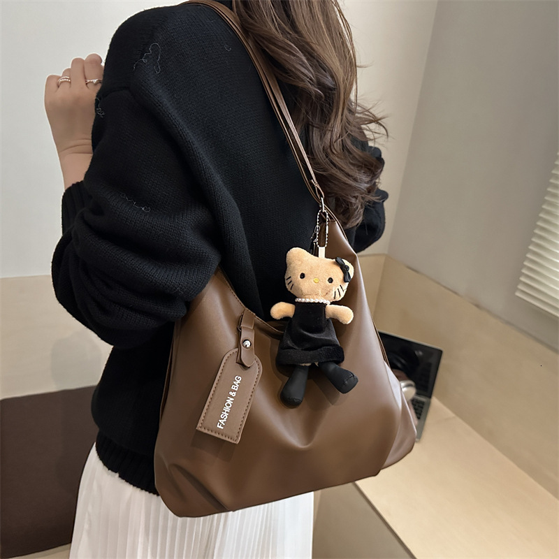 Manufacturer's supply of soft leather underarm for women, 2026 new fashion commuter shoulder and crossbody bags, casual style tote bags