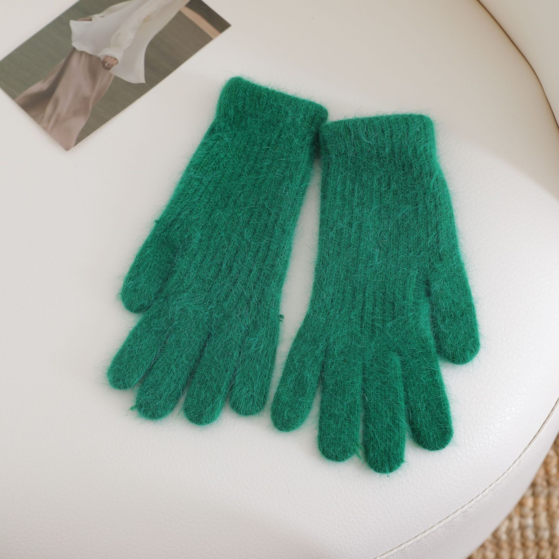 Solid-color rabbit fur knitted gloves women, featuring separate fingers, designed for warmth, in a Harajuku style, popular on Xiaohongshu, autumn/wi
