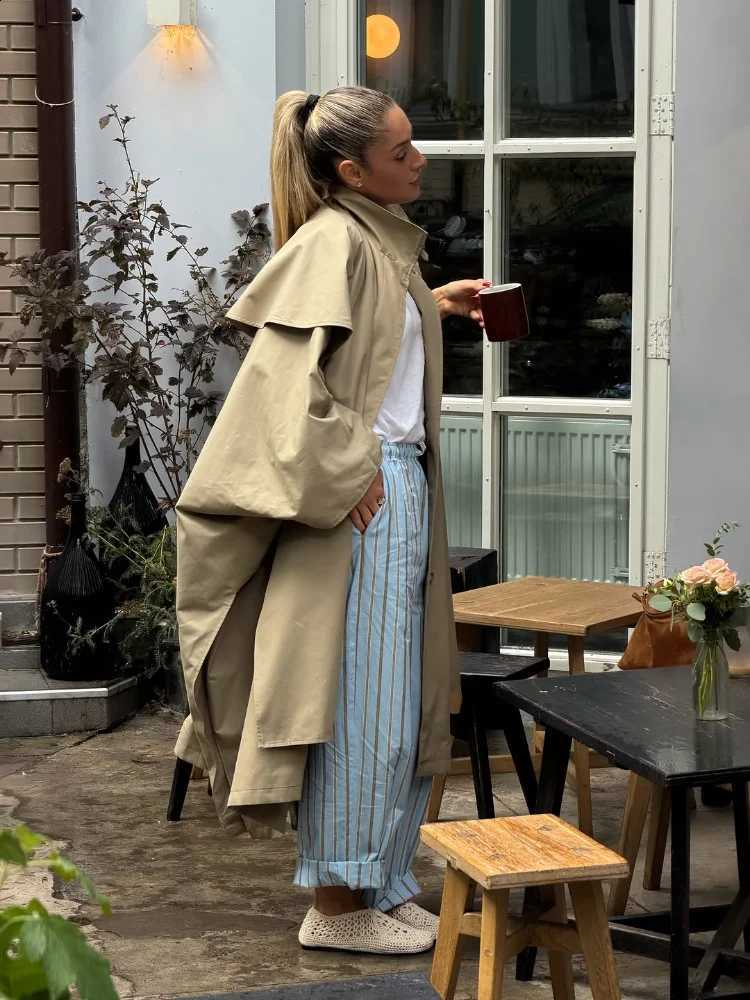 Design Khaki Stand Collar Cape Single Button Long Coats Elegant Batwing Sleeve Side Slit Outerwear Vintage Autumn 2026 Jackets D2609091