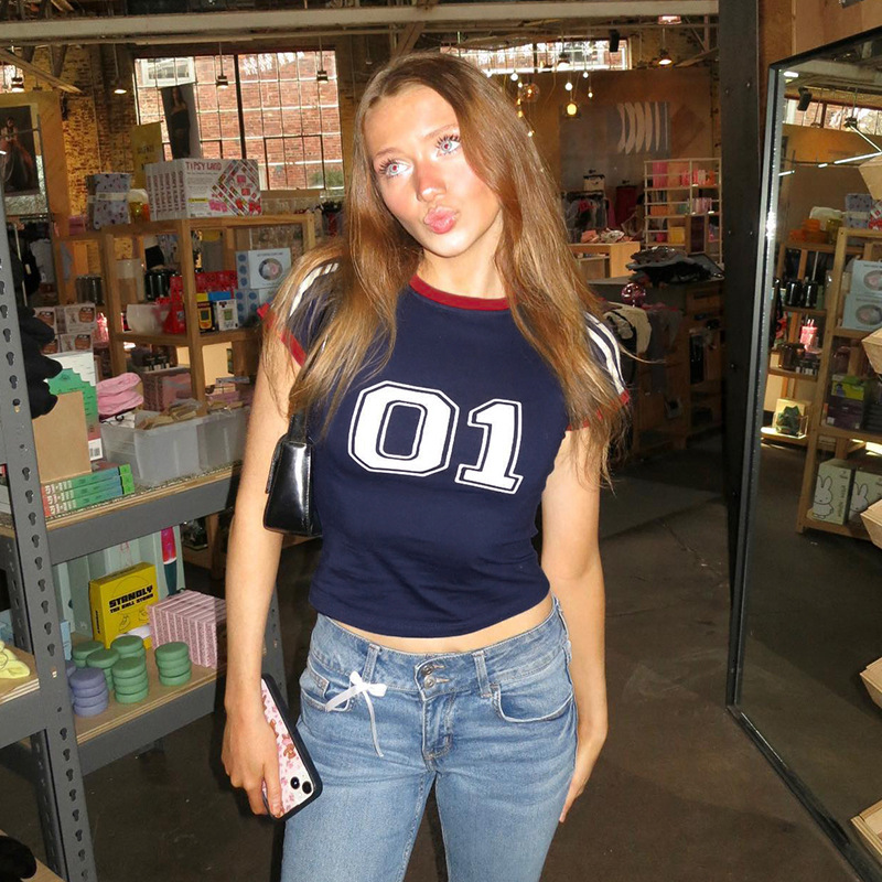 New American street style casual printed T-shirt with striped lettering, color-blocked design, round neck, slim fit, cropped length, and short sleev