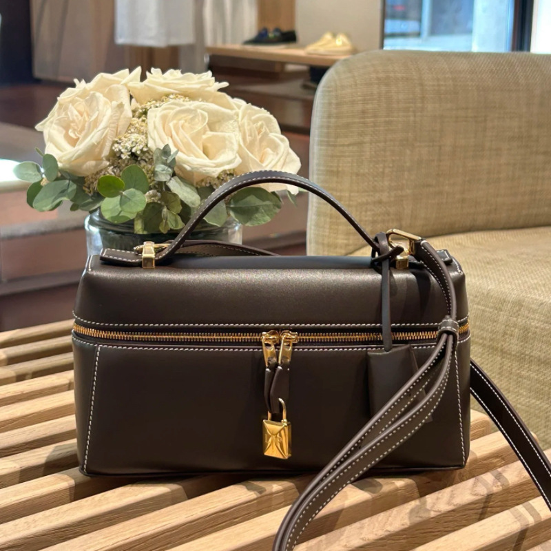 Designer evening tote bag flap handbag for women Clutch Makeup wallet luxury purse Leather Shoulder Bag Half Moon Wallet Cross body bag for Travel V