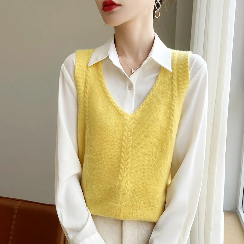 A Fashionable Knitted VNeck DiamondPatterned Vest Sweater For Ladies Sophisticated And Elegant Top WomenRY413 260916