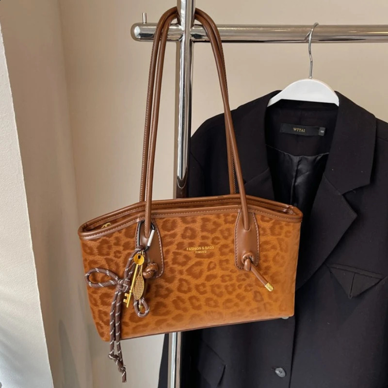 Retro Leopard Print Women's Casual Tote Handbags Large Capacity Female Daily Shoulder Bags Fall Winter Underarm Bag with Pendant 260917