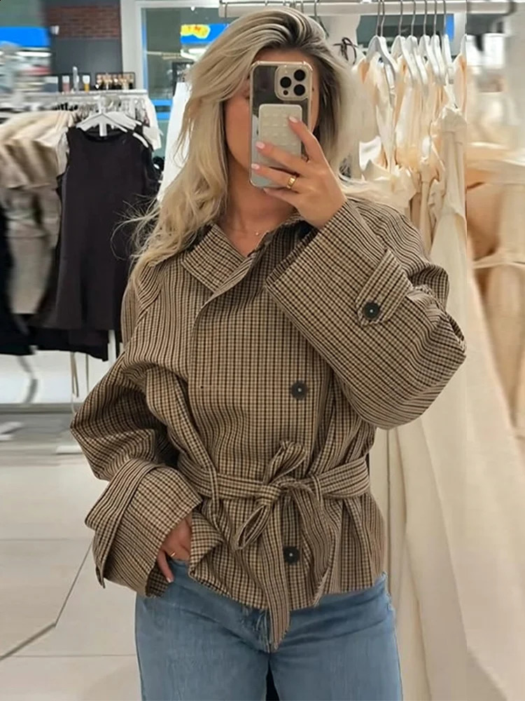 Plaid Lapel Double Breasted Belt Women Trench Coat Short Windbreaker Side Pockets Raglan Sleeve Cuffed Cuff Urban Street Wears 260918