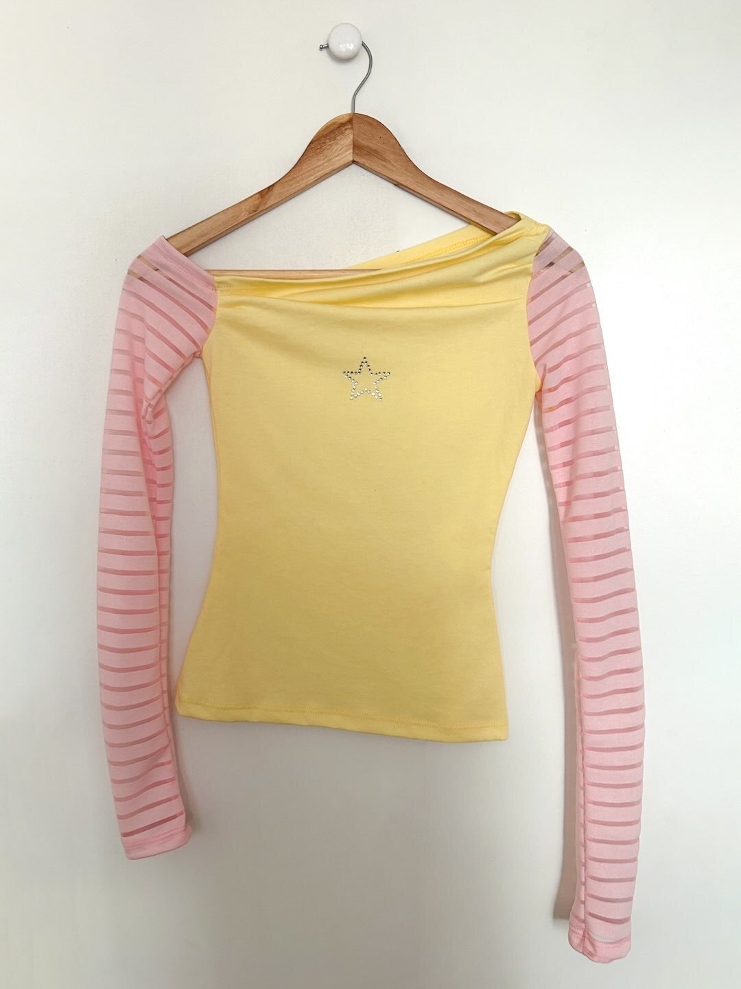 American-style spicy girl solid color patchwork off-shoulder sheer striped long-sleeve T-shirt, slim-fit, figure-flattering, one-shoulder top e8