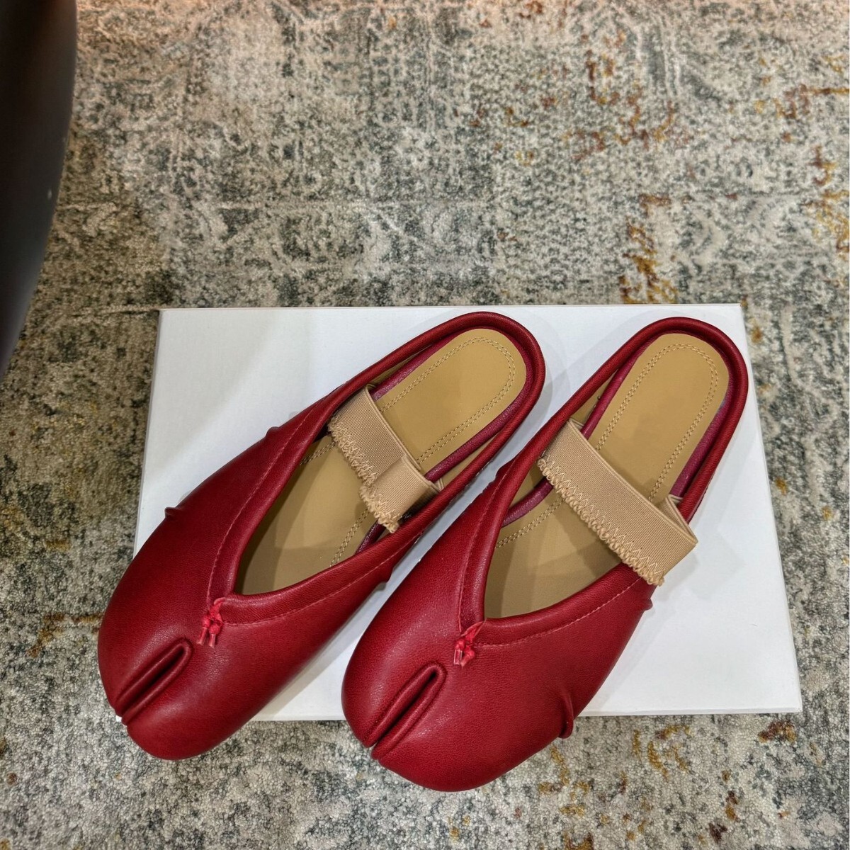 Designer Hot Selling Women's Leather Slippers With Split Toe Design And Elastic Band For Outdoor Cooldown Designed By Luxury Brand Shoe Designe